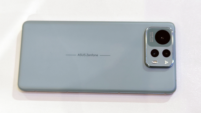 日本でも出るAIスマホ「Zenfone 12 Ultra」の実機をひと足先にチェック
