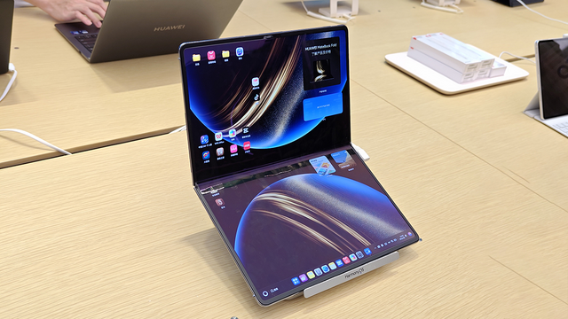 18インチのフォルダブル・ノート「MateBook Fold Ultimate Design」を