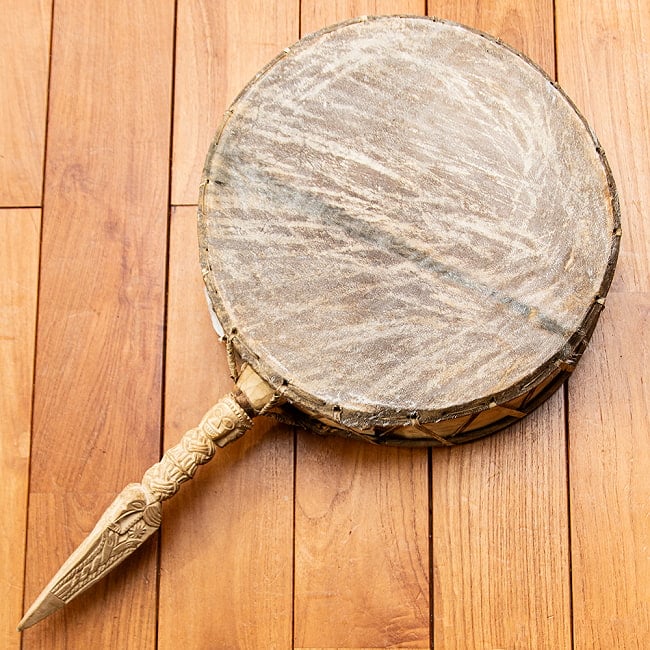 チベットの太鼓 チベット仏教の儀式で使われる打楽器 - ガ(rnga) の