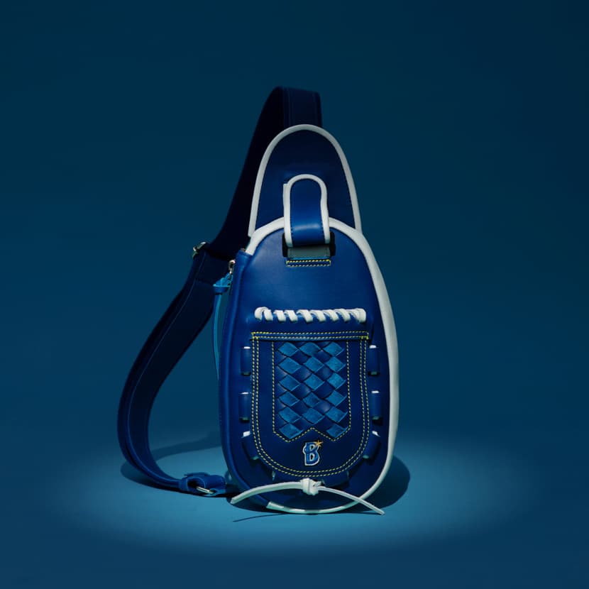 横浜ブルーを、日常に。軽やかに持ち歩く、特別なグローブバッグ – 革