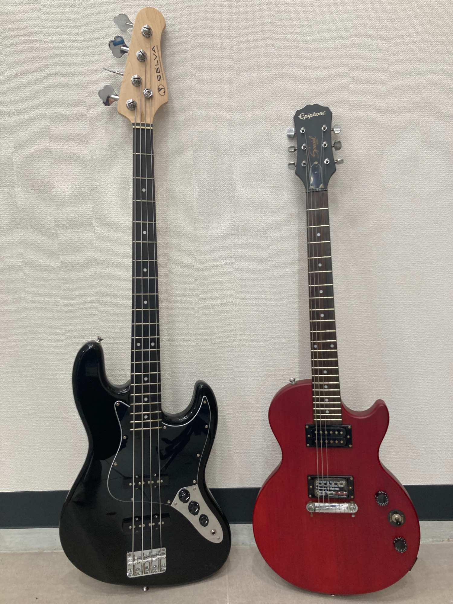 EPIPHONE(エピフォン)のエレキギター、 Selva(セルバ)のエレキベースを