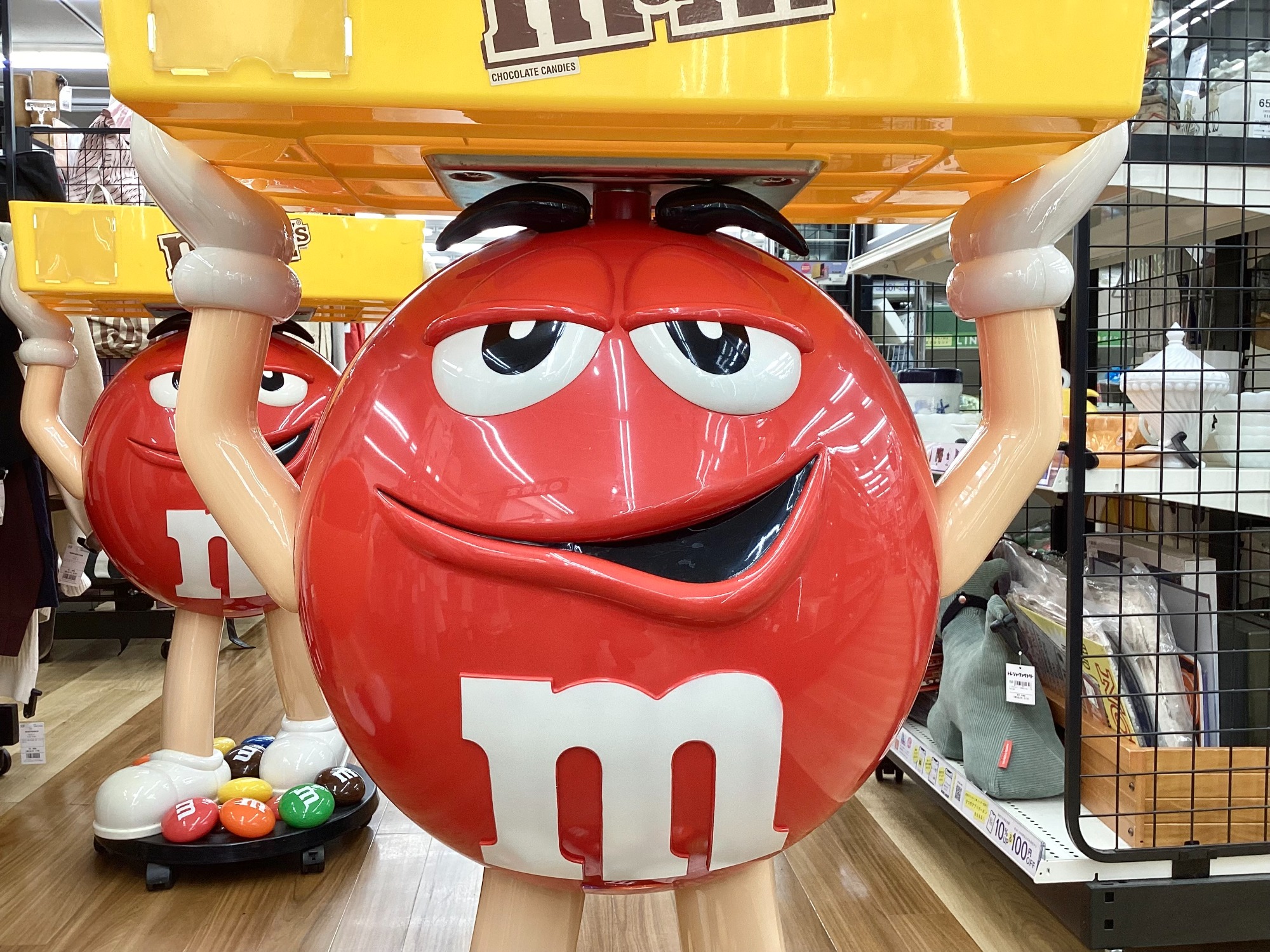 M&M's（エムアンドエムズ）】巨大ディスプレイが入荷しました