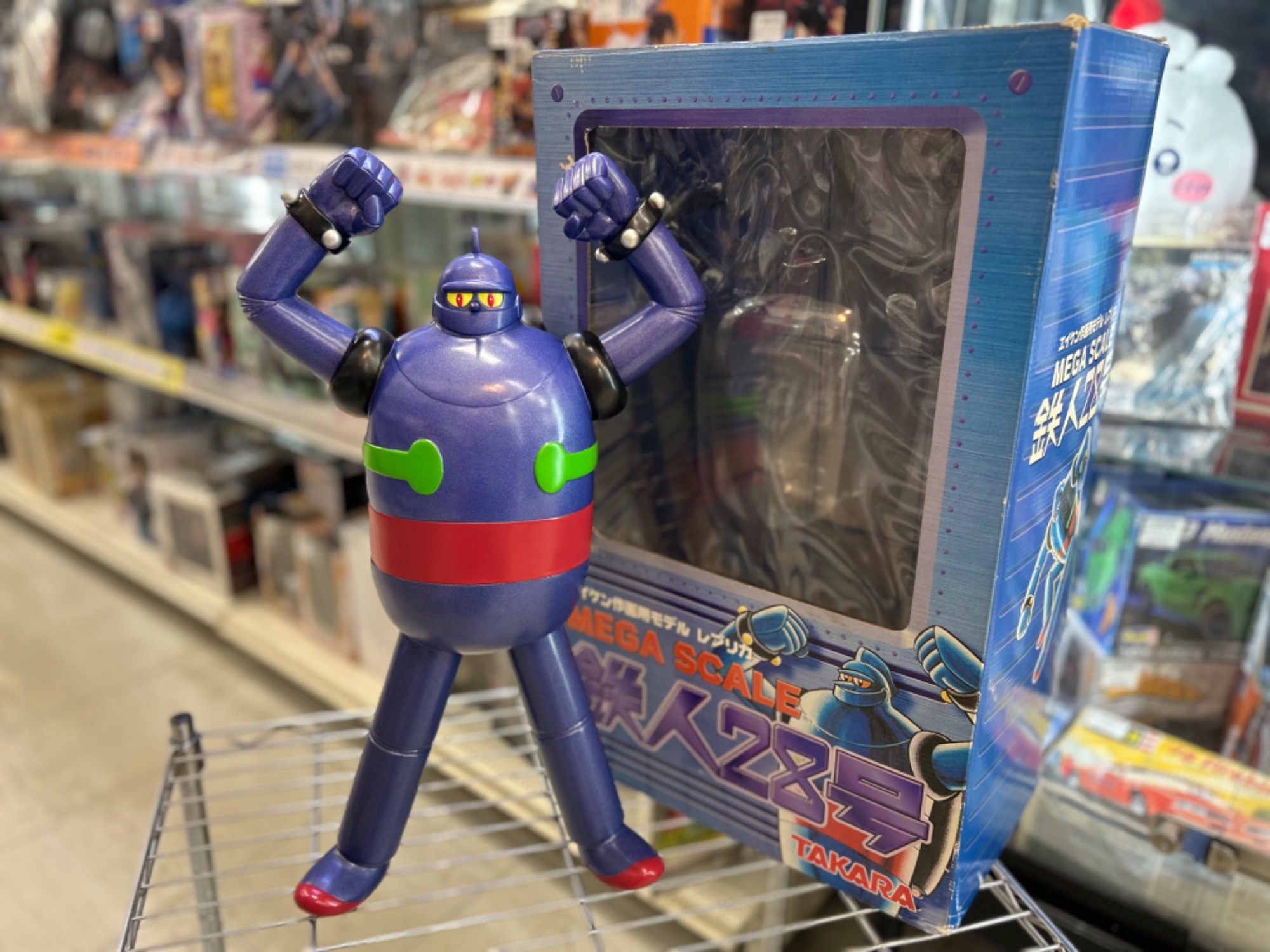 練馬店に鉄人28号の大きなフィギュアがやってきました♪レトロホビーの
