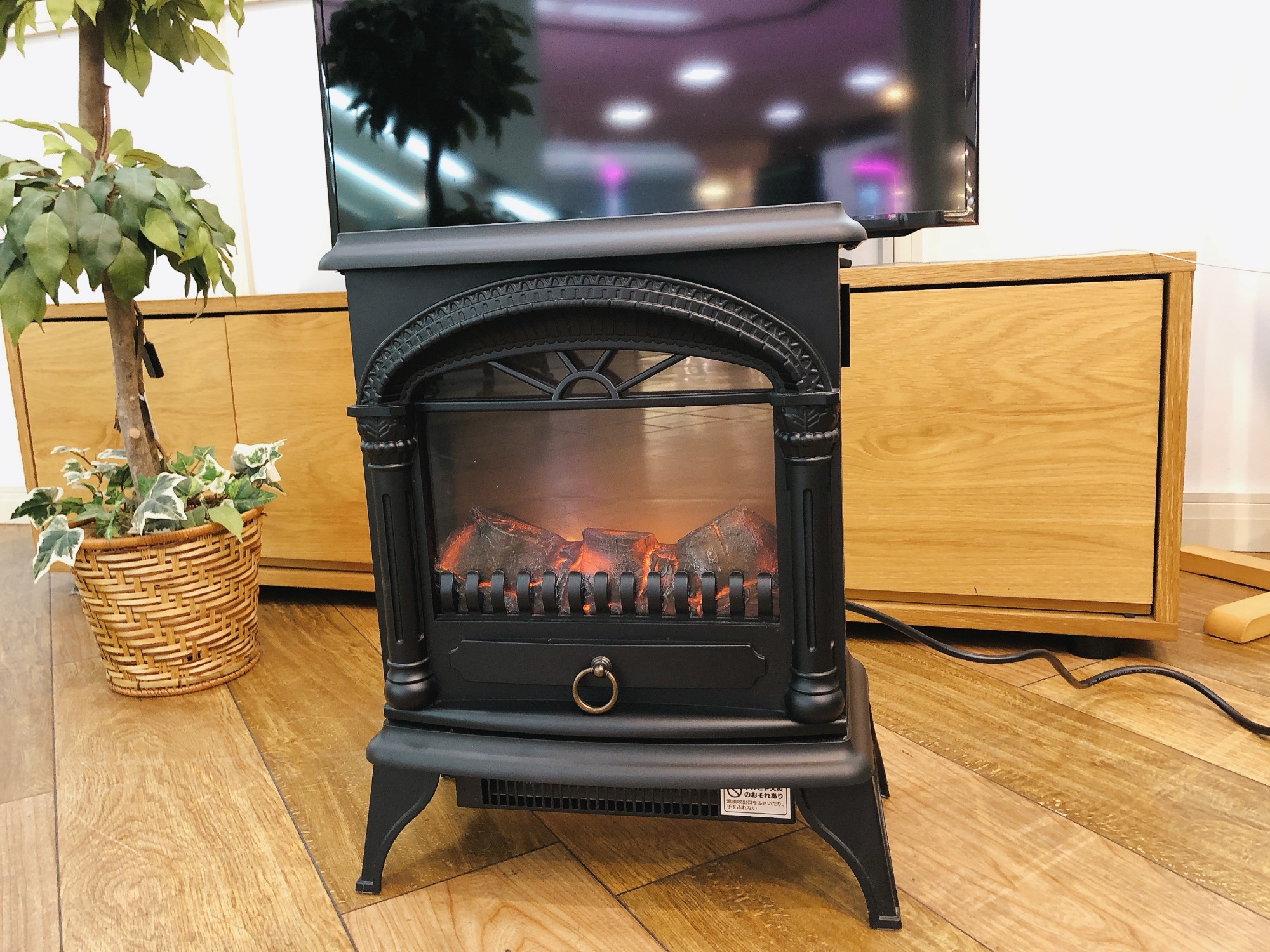 季節家電販売始まりました】ニトリの暖炉型ファンヒーターのご紹介です