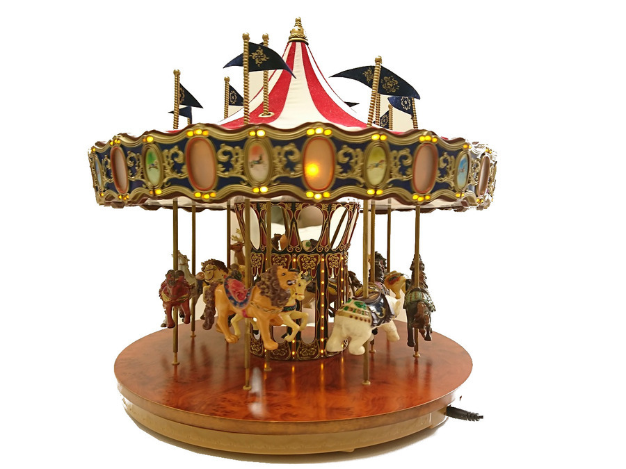 カルーセルのミスタークリスマス！メリーゴーランドのご紹介です