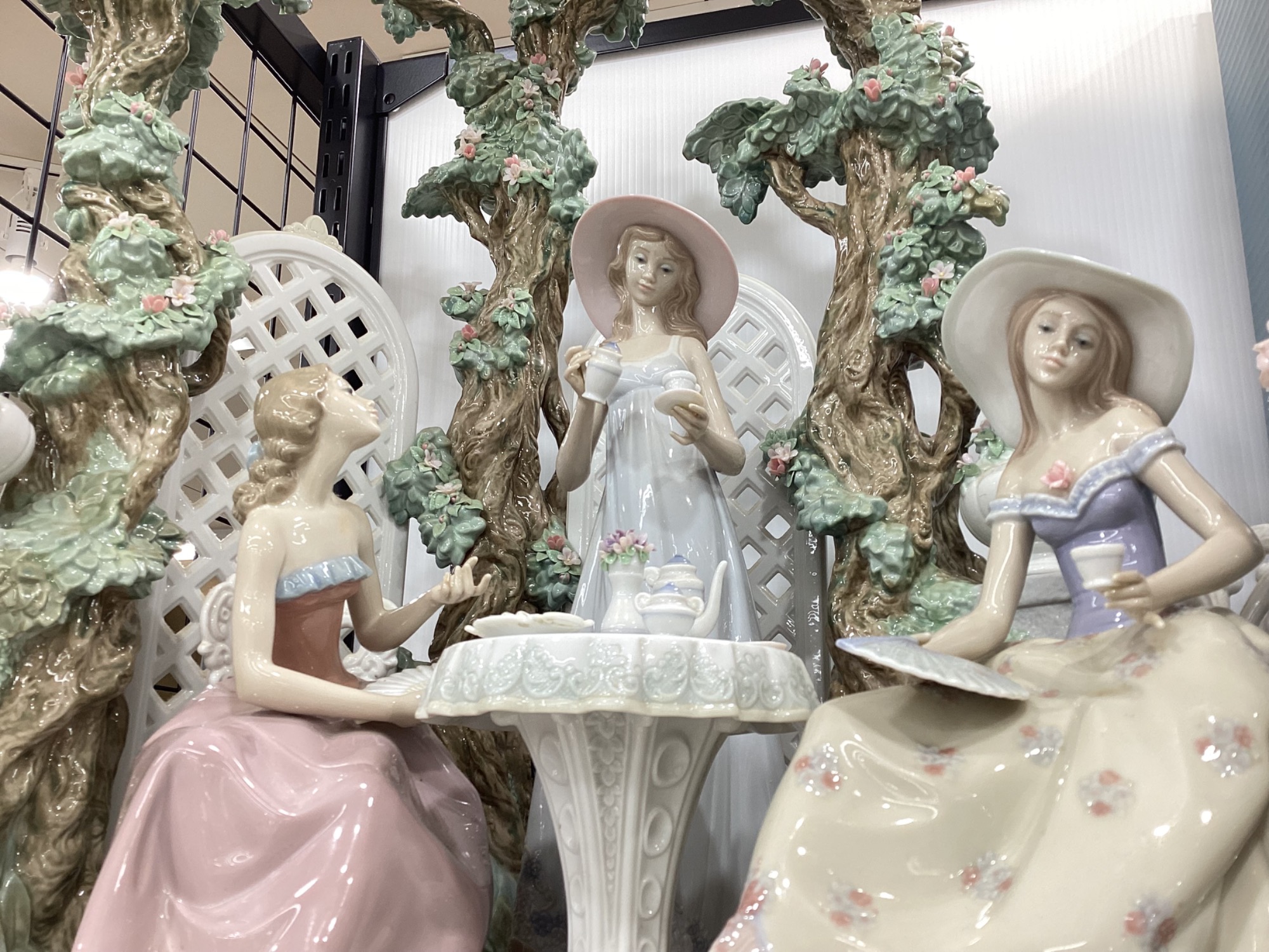 LLADRO（リヤドロ）のフィギュリン【テラスでお茶を】をご紹介致します