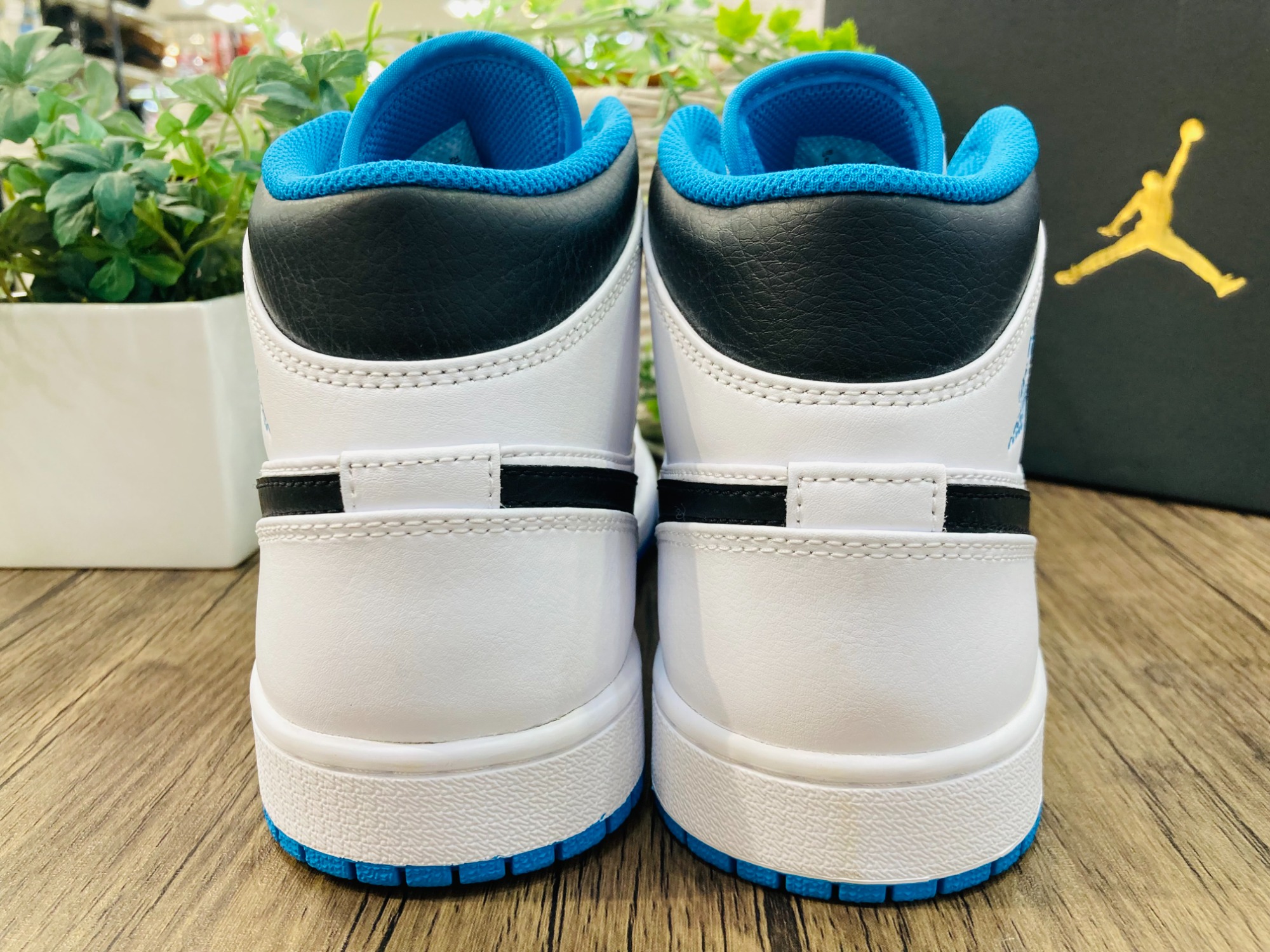 NIKE Air Jordan(エアジョーダン) 1ミッドスニーカー 