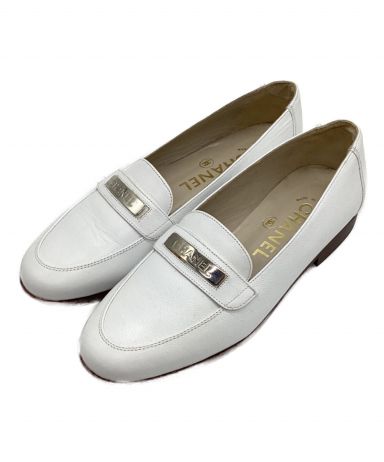 中古・古着通販】CHANEL (シャネル) ロゴローファー ホワイト サイズ