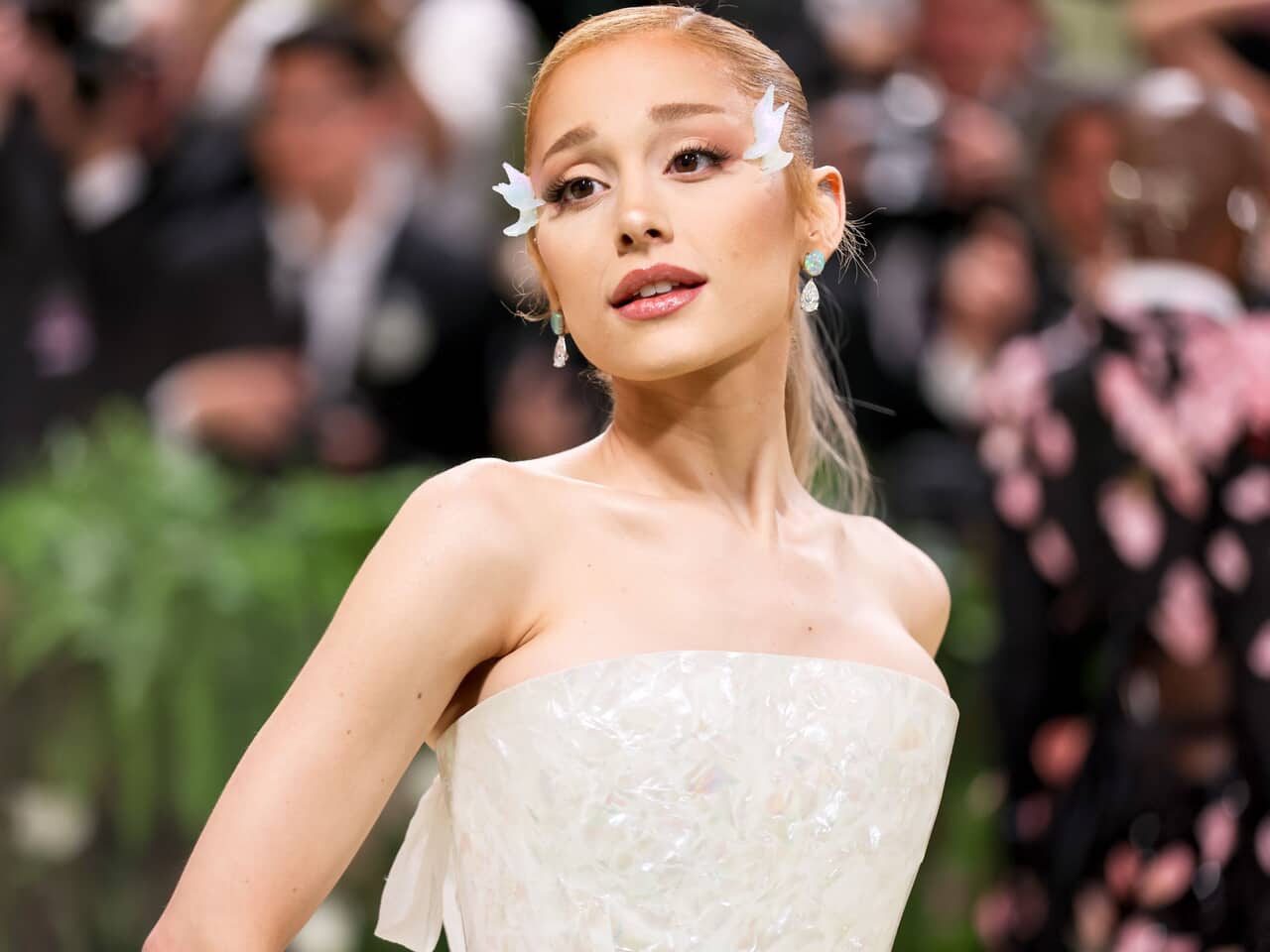 アリアナ・グランデ、アカデミー賞で「スマホホルダー」ドレス披露