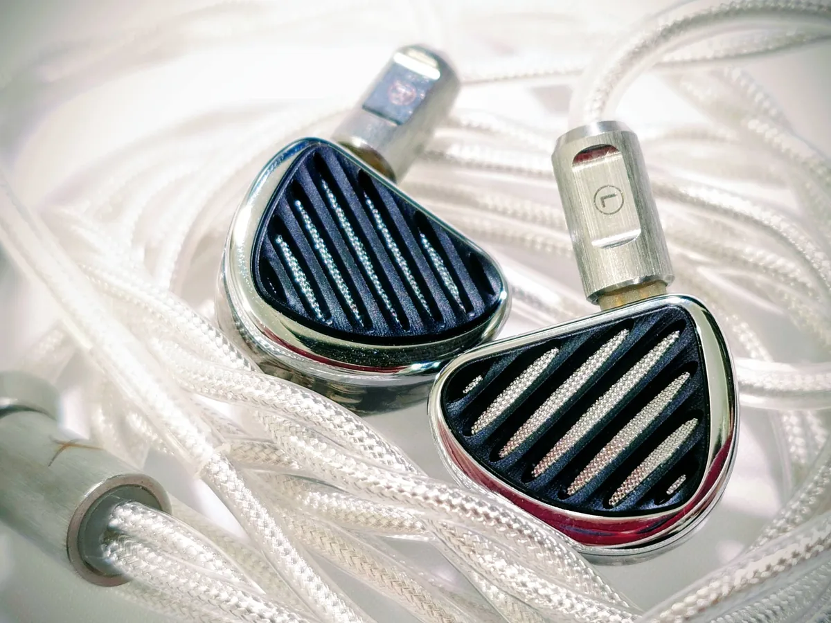 レビュー】TRN JAWS – 理感と明瞭さで聴かせる、寒色系なハイブリッド