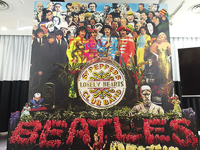 期間限定で「サージェント・ペパーズほぼ等身大ジャケット（9/10