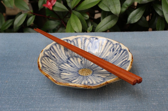 岐阜県土岐市の加藤芳平（松泉窯）の牡丹花5寸浅鉢 青 うつわ家膳