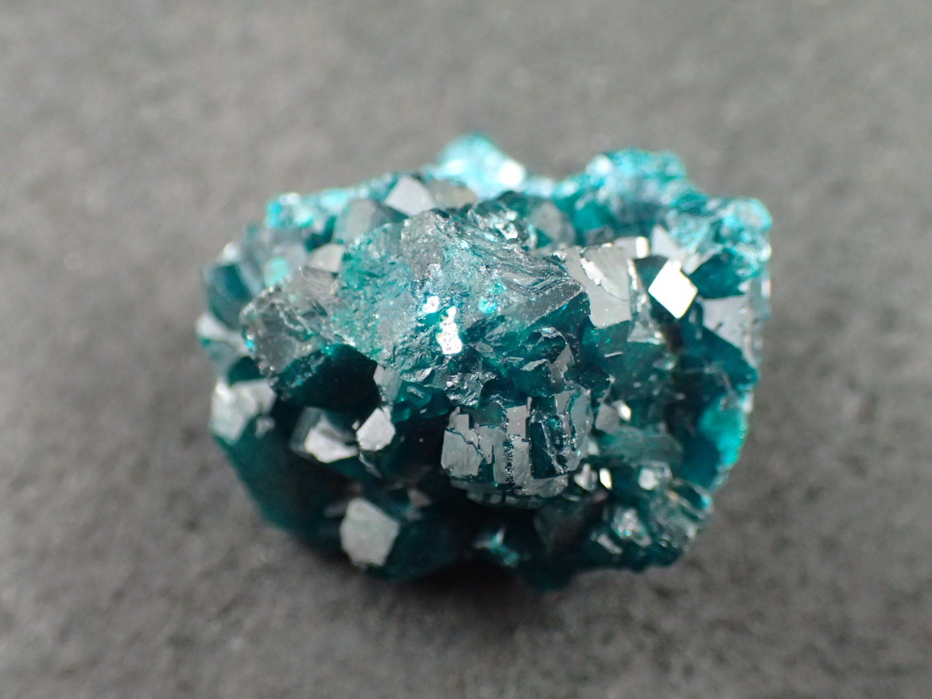 翠銅鉱（ダイオプテーズ、Dioptase) ｜石の販売専門店【vec stone club】