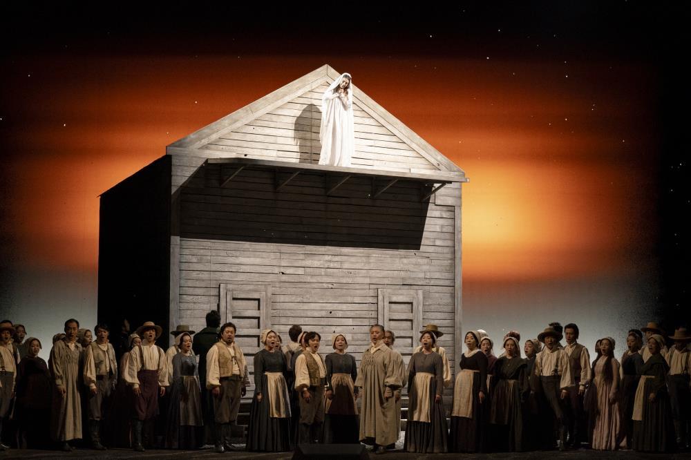 新国立劇場のベッリーニ「夢遊病の女」…「ホラー」の衝撃、驚異的な