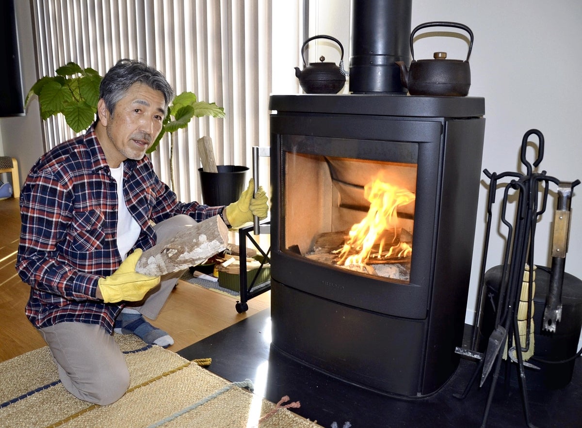薪ストーブで火の暖かさ体感、「育てた火を見る冬が待ち遠しい」…森林