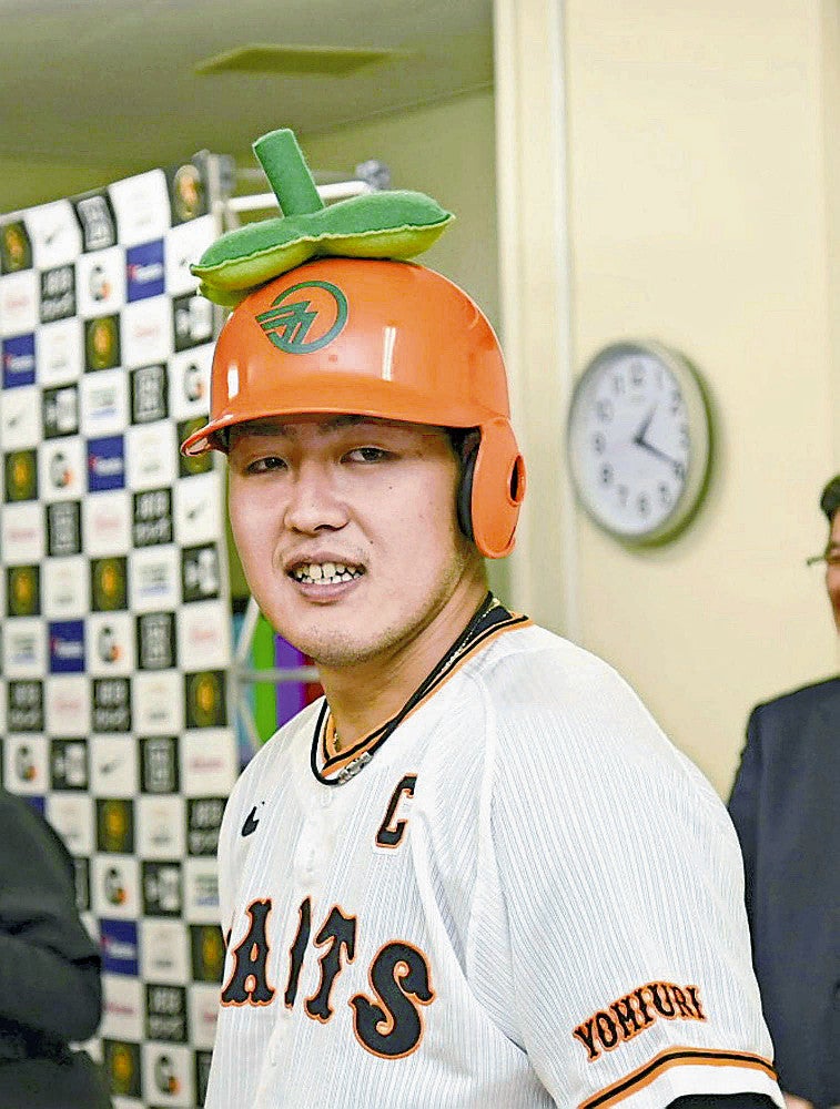 巨人・岡本和真が故郷の観光大使に就任、柿の実がついた特製ヘルメット