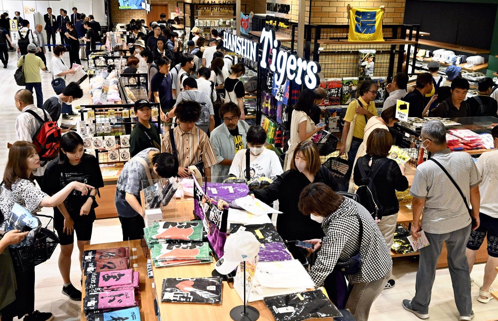 タイガース優勝セールに開店前からファンら行列…早すぎるVで球団公式