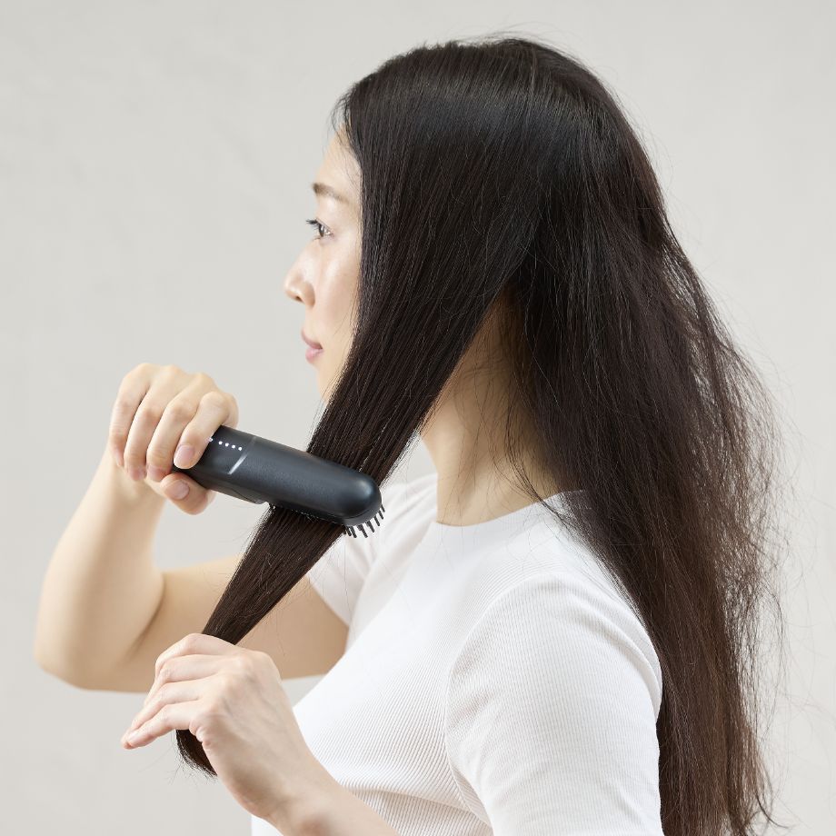 保水ヘアアイロンシリーズからコードレス×ブラシ型アイロン登場