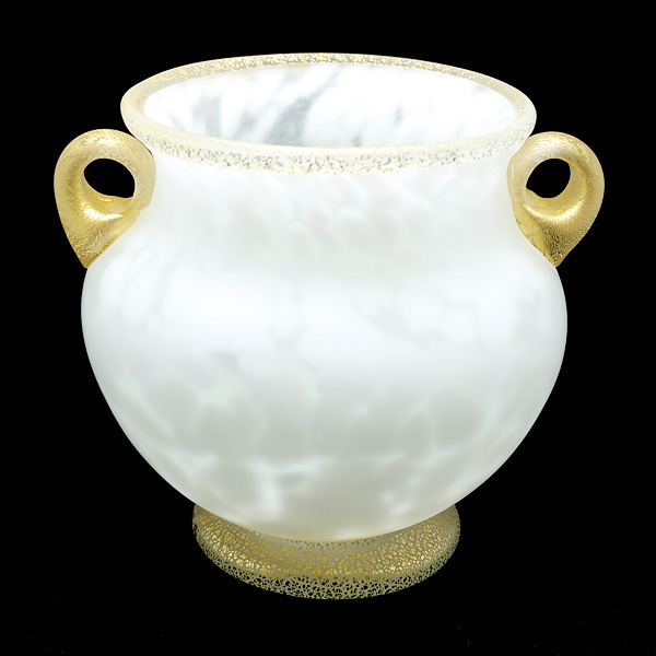 美品 高さ21センチの大きな岩田久利の代表作【雪牡丹】です。 手吹硝子