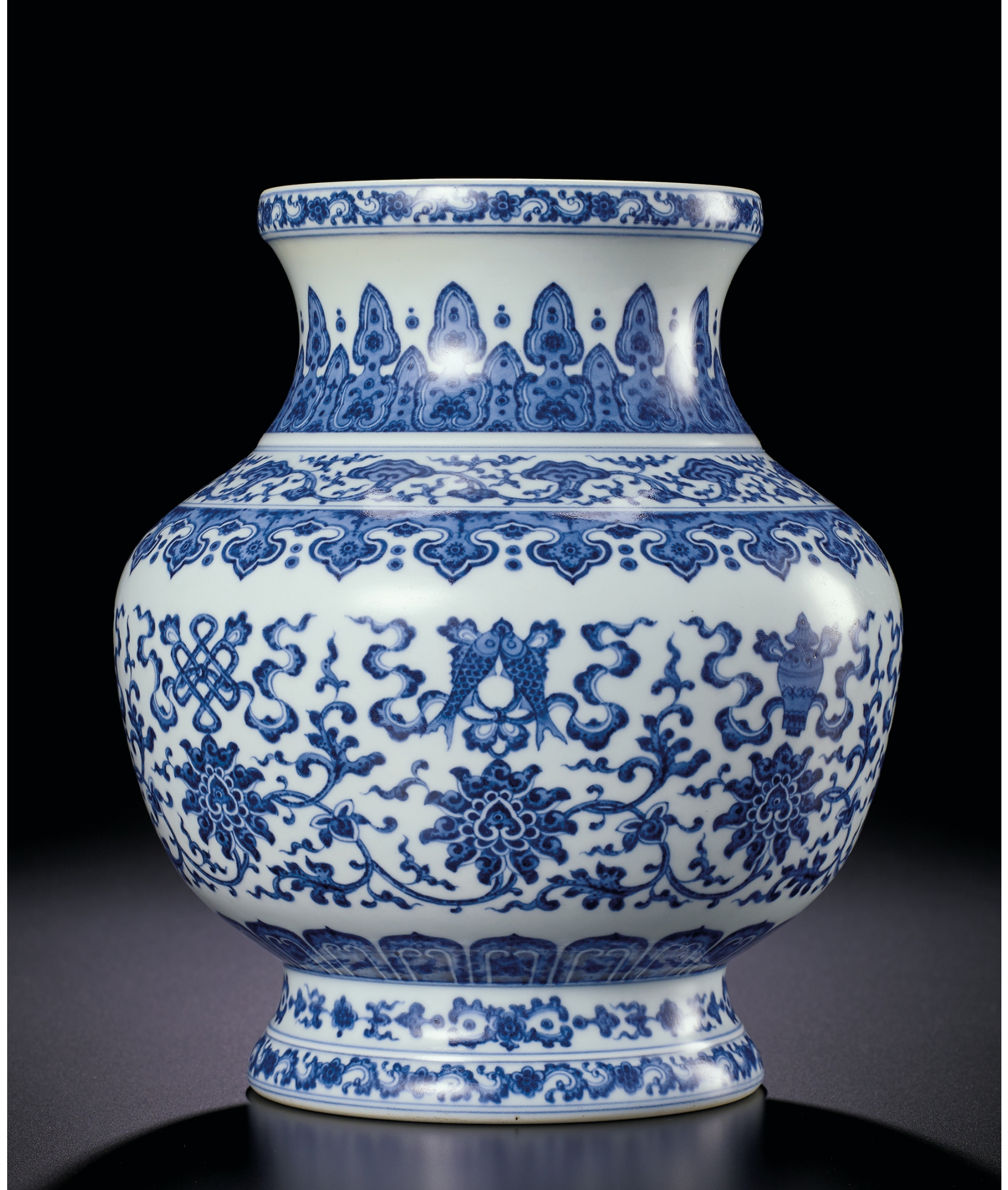 清乾隆青花八吉祥纏枝蓮紋盤口尊-宇珍國際藝術| Yu Jen Taipei重要中國