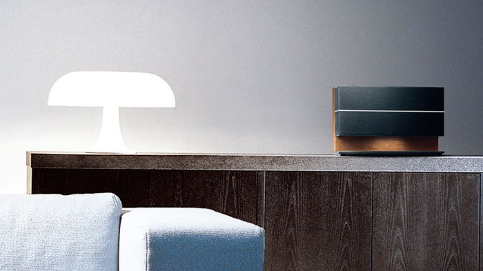 ウッドキャビネットによる上質なサウンドとインテリアにマッチする