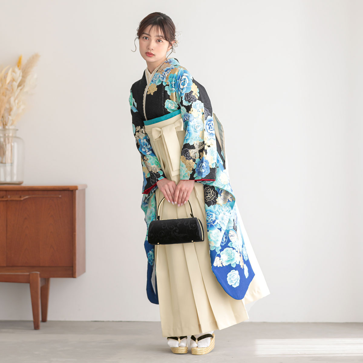 振袖袴： R1189 黒青 薔薇☆(絹)(宅)│ 袴レンタル │ 京都着物
