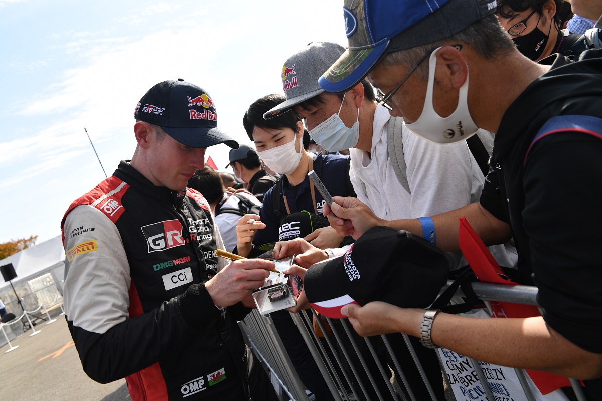 ファン待望のミートザクルー、サイン会が大盛況！