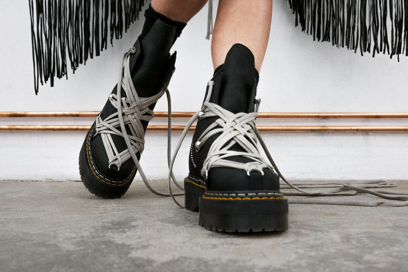Rick Owens × Dr.Martens の2025年秋冬コラボブーツが10月16日(木)発売