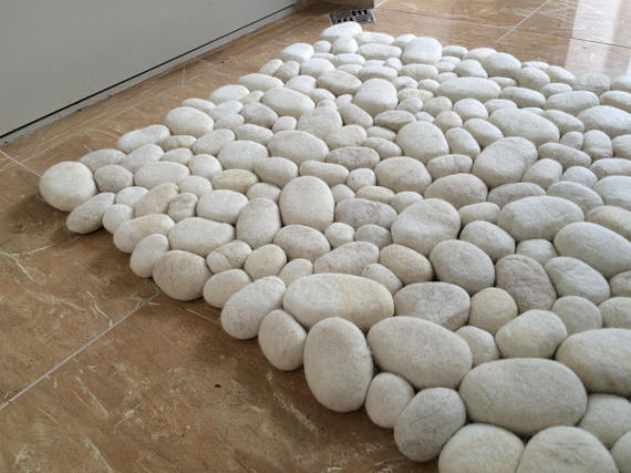 石じゃなくて、フェルト！ 川底を泳ぐお魚の気分になれちゃう石を