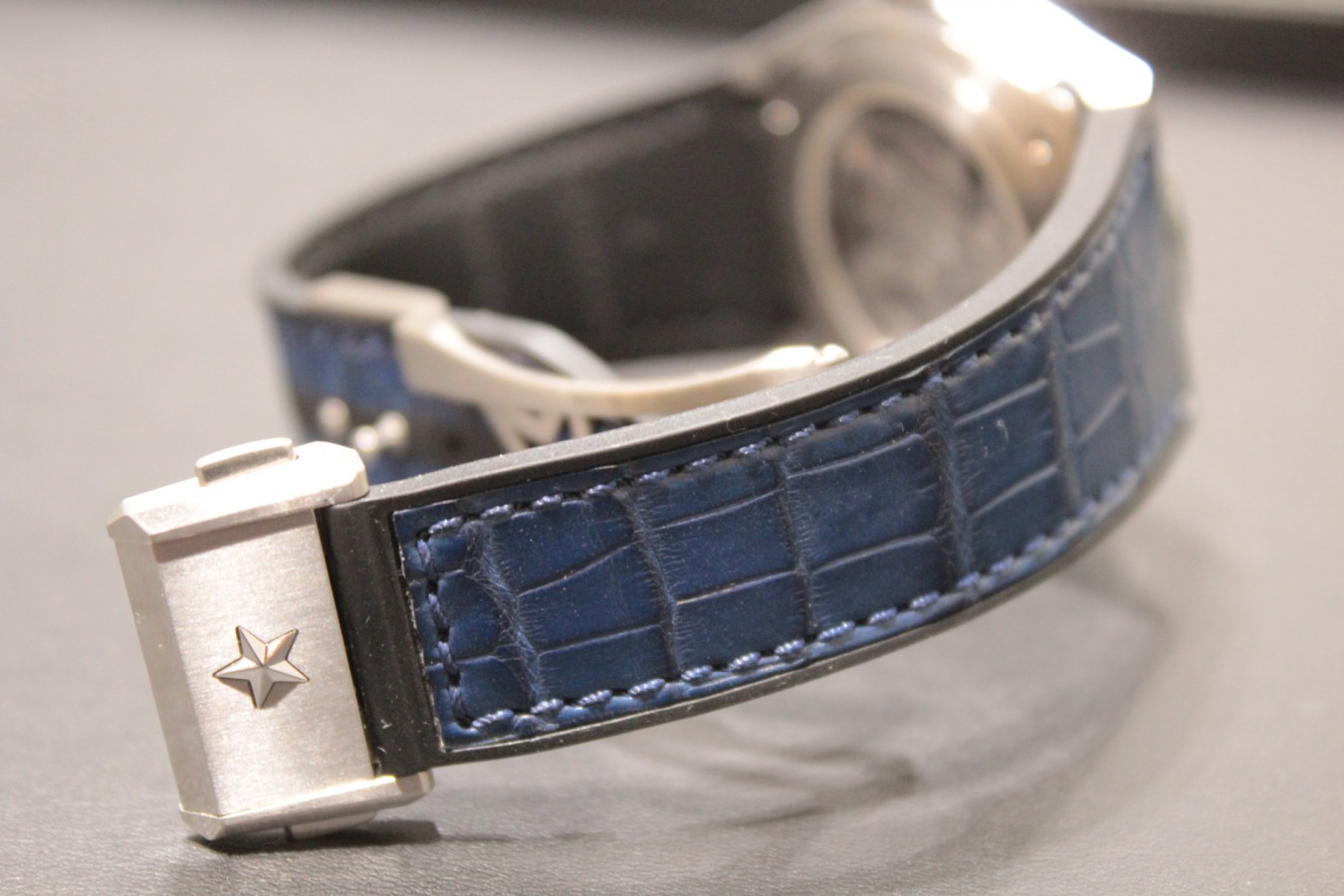 ブルーレザーの品の良い「デファイ クラシック」がストラップを変える