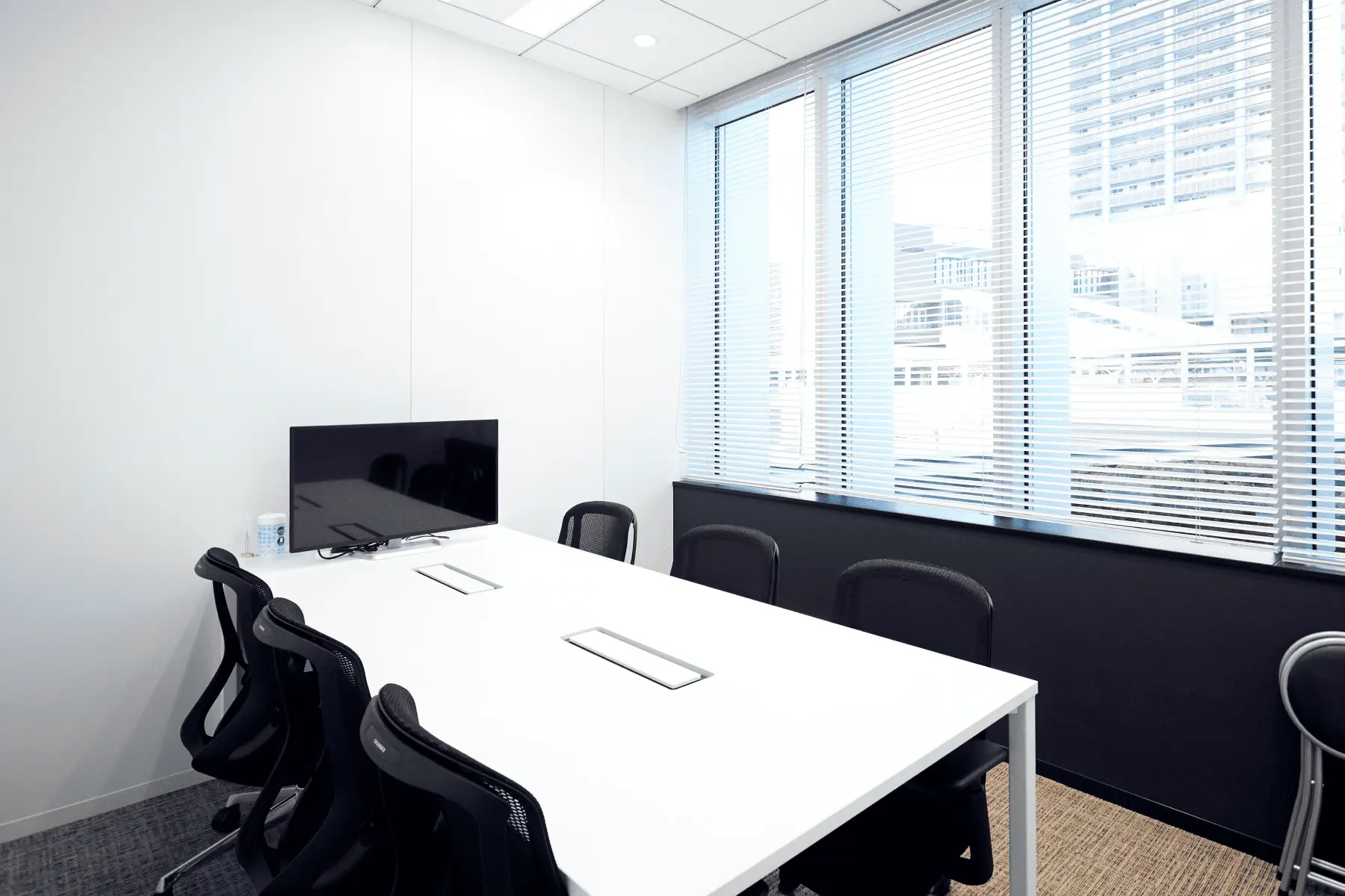 新御茶ノ水駅」から直結 | 少人数用貸し会議室【ZXY Meets】