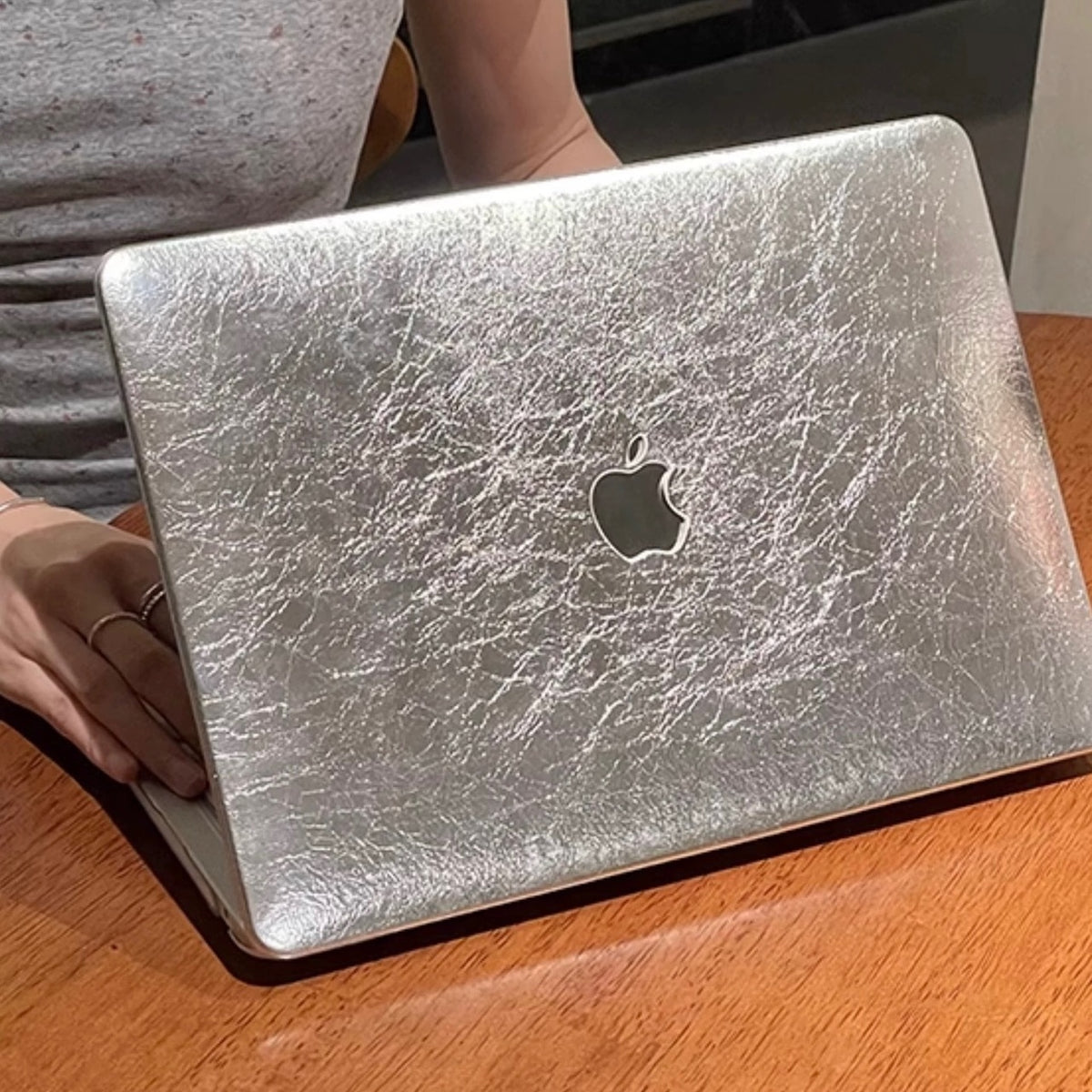 光の守り」シルバーMacBookケース – gaacal