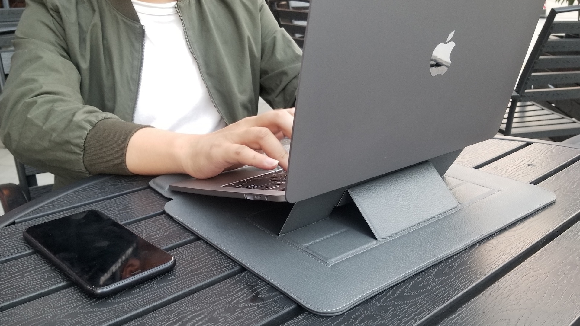 ノートPC用キックスタンド＋スリーブ＋パームレストが一つに。SINEXの