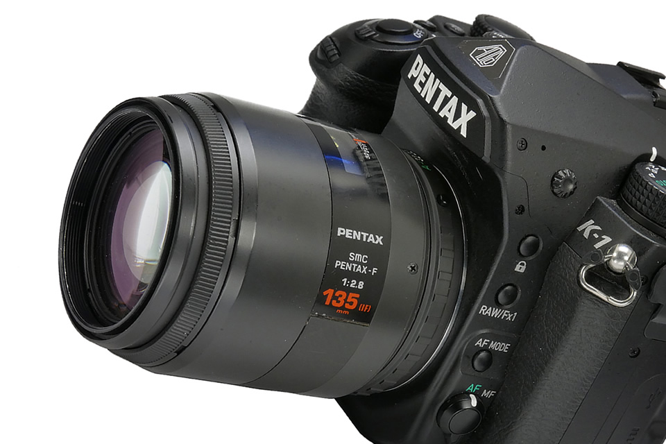 AF初期の135mm単焦点、地味なレンズかと思いきやボケ描写は特級品