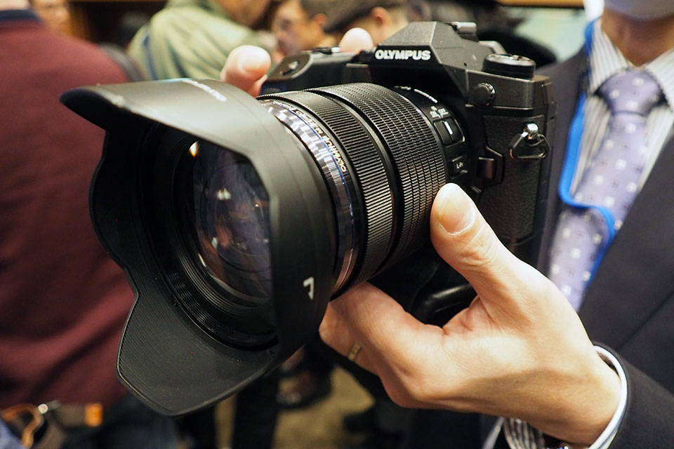 オリンパス最強ミラーレス「OM-D E-M1X」に触ってきた！ | CAPA CAMERA WEB