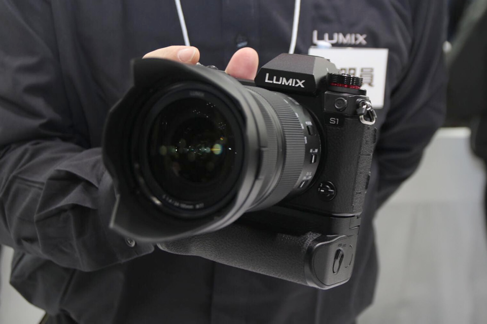 フルサイズミラーレス「LUMIX S1」にバッテリーグリップを付けると