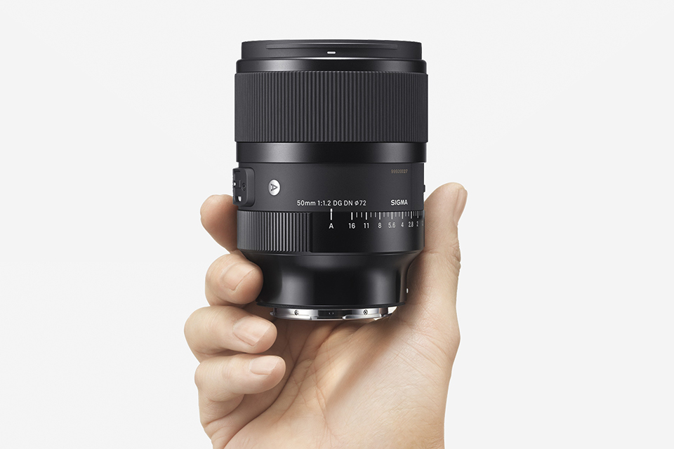 開放F1.2の明るさと最高レベルの描写力、クラス最軽量の標準レンズ