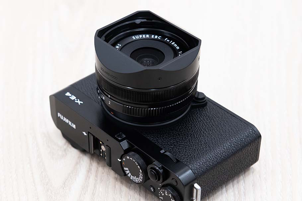 レンズと一体感があるデザインの角型アルミフードに「XF35mmF1.4