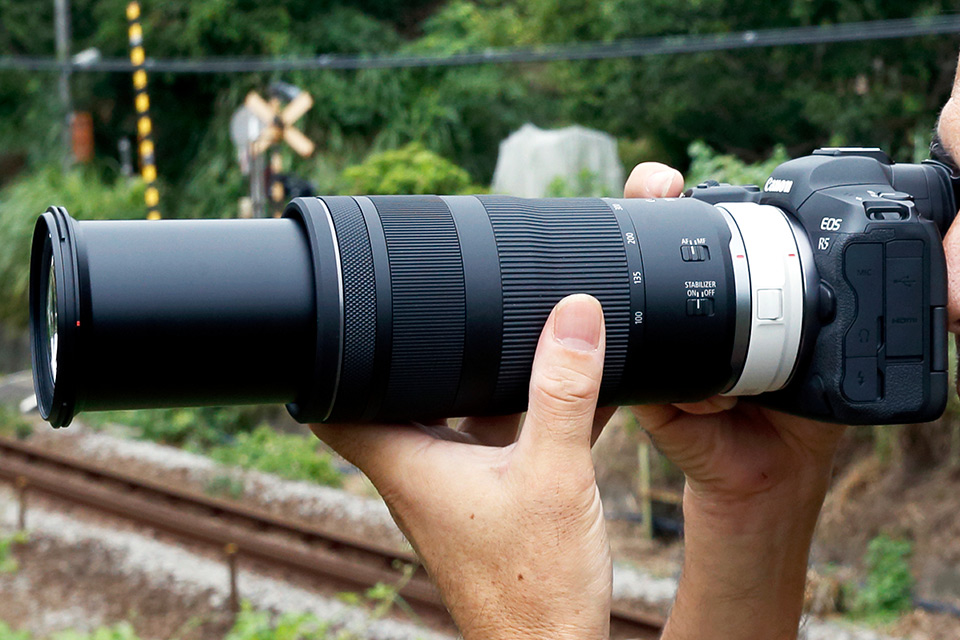 手持ちで鉄道を実写！ リーズナブルなキヤノンの超望遠ズームと超広角