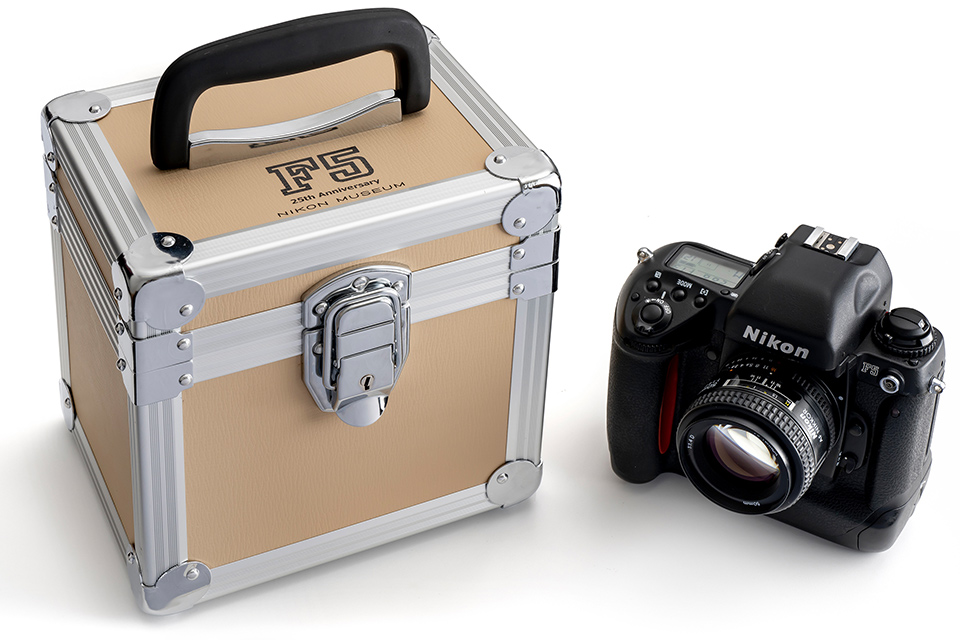 小物入れにいかが？ ニコンの超望遠レンズ用トランクがミニサイズに