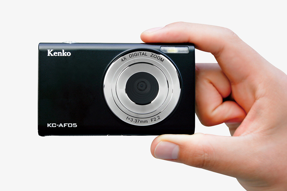 いつも持ち歩ける手のひらサイズ、1万円台のお手軽コンデジ「Kenko KC