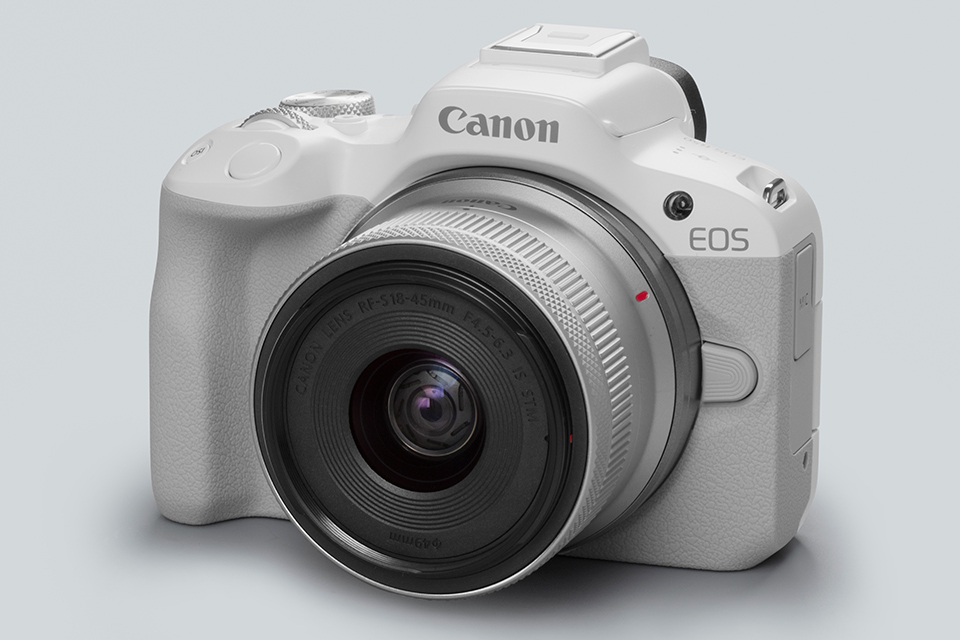 キヤノンの小型軽量ミラーレスカメラ「EOS R50」と「RF-S55-210mm F5