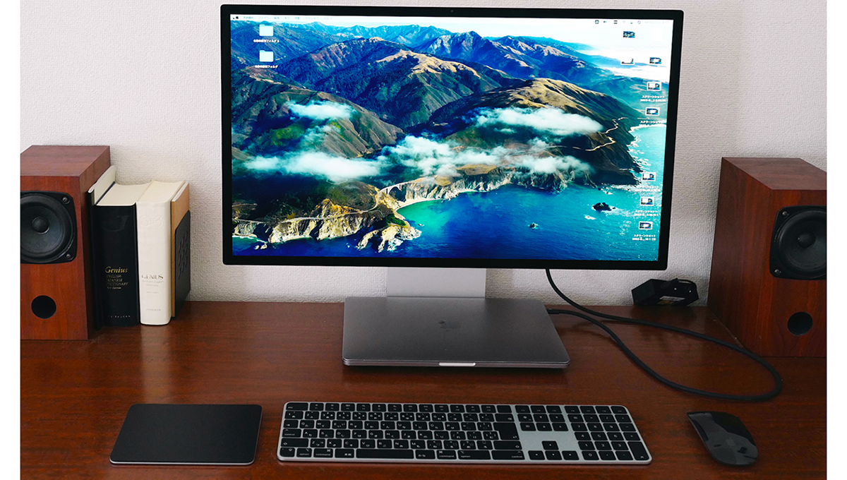 アップル「Studio Display」は在宅作業で周辺機器を増やしすぎた人こそ