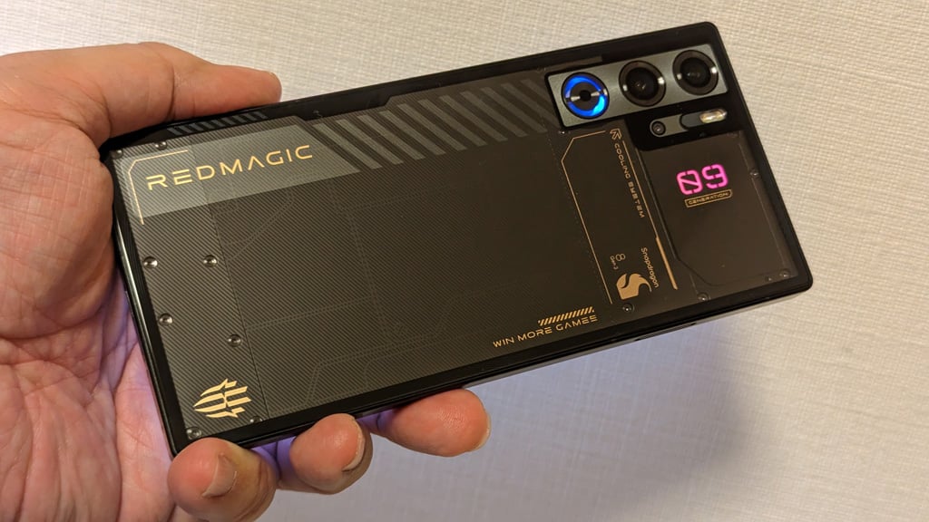 Snapdragon 8 Gen 3搭載で完全フラットな背面デザインのゲーミング