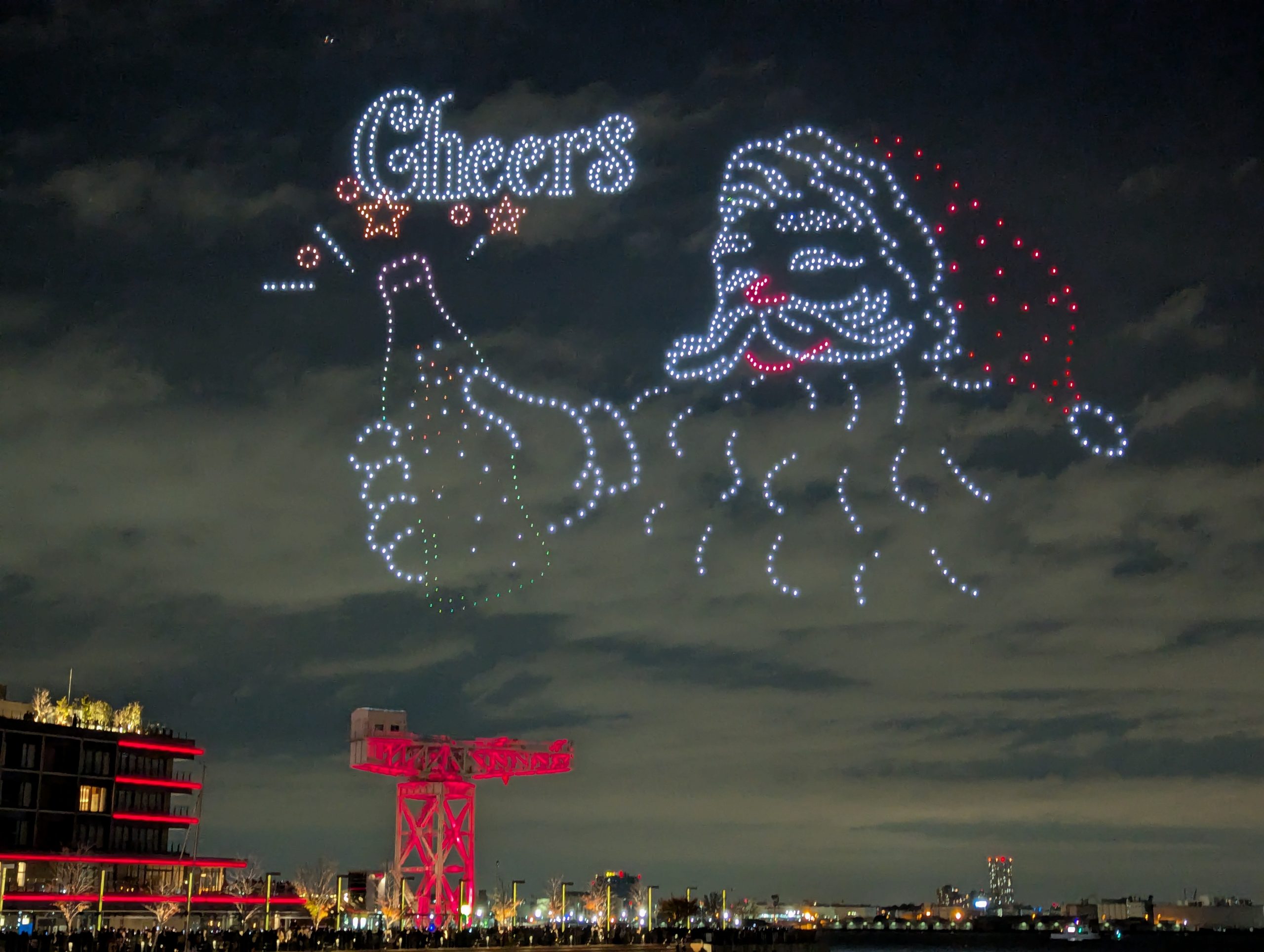 横浜市】夜空に浮かび上がるサンタと乾杯！ コカ・コーラ クリスマス
