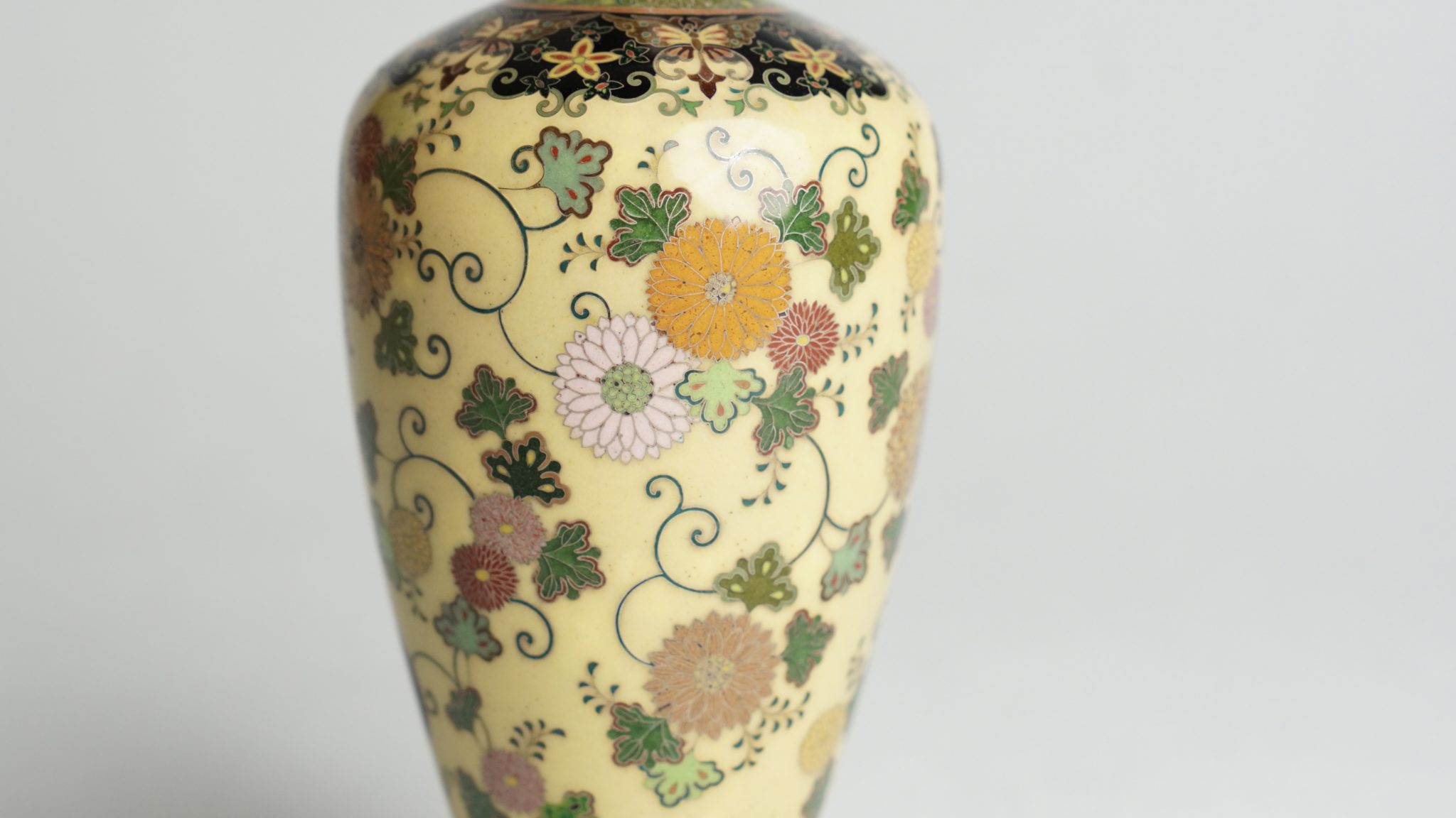 銀座 真生堂 | 並河靖之 / 明治 七宝 / 菊唐草図 花瓶 / ※SOLD