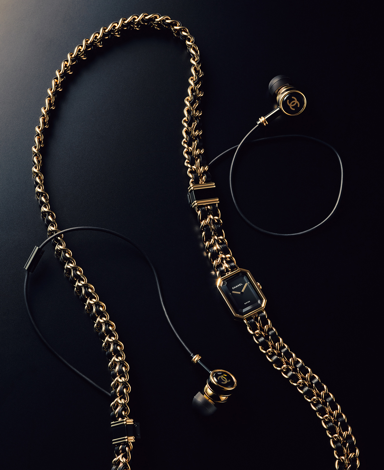シャネル、名作ウォッチ「プルミエール」のロングネックレス型イヤホン