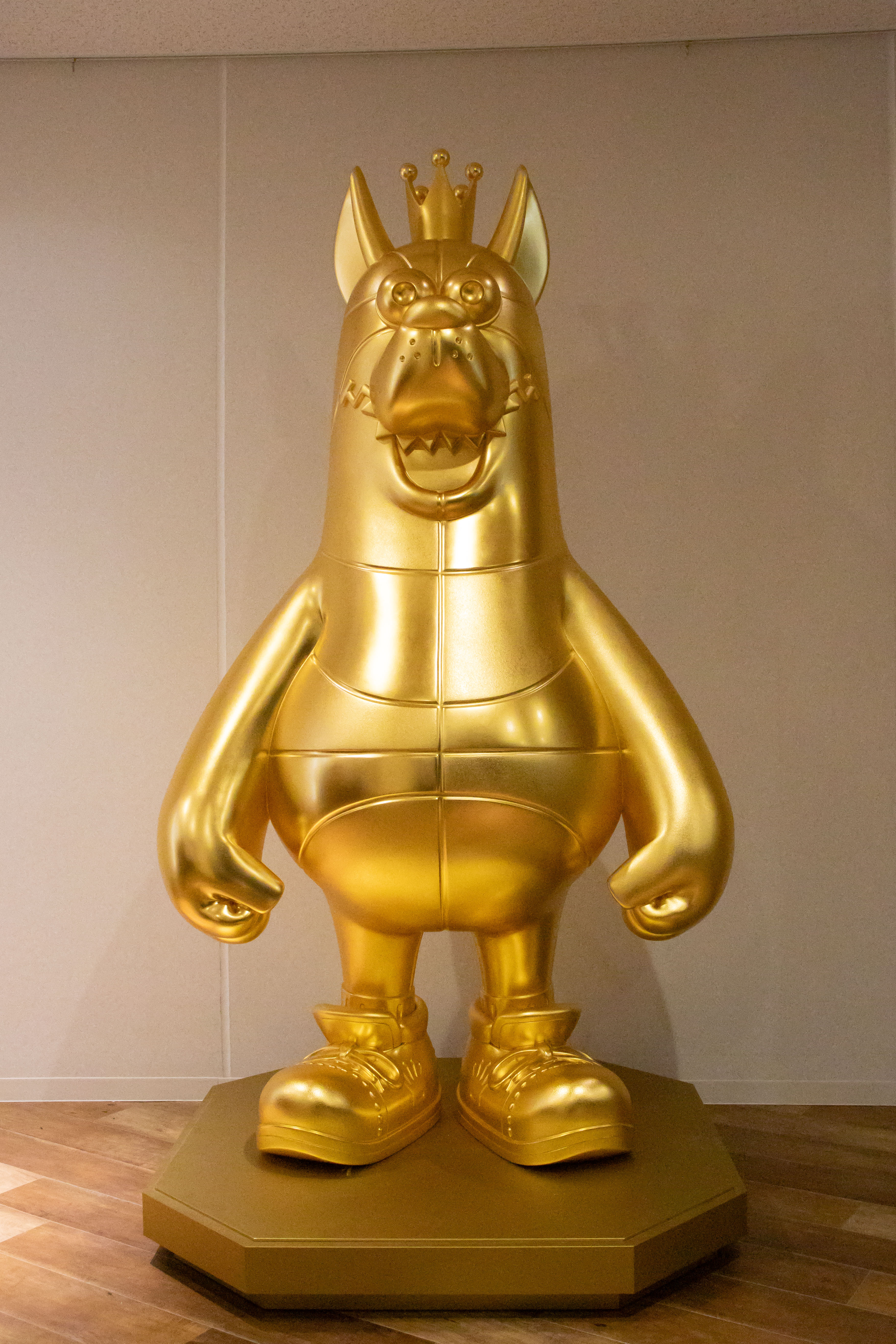 SGC×キングス ゴーディー等身大金箔像と純金ゴーディーを沖縄アリーナ