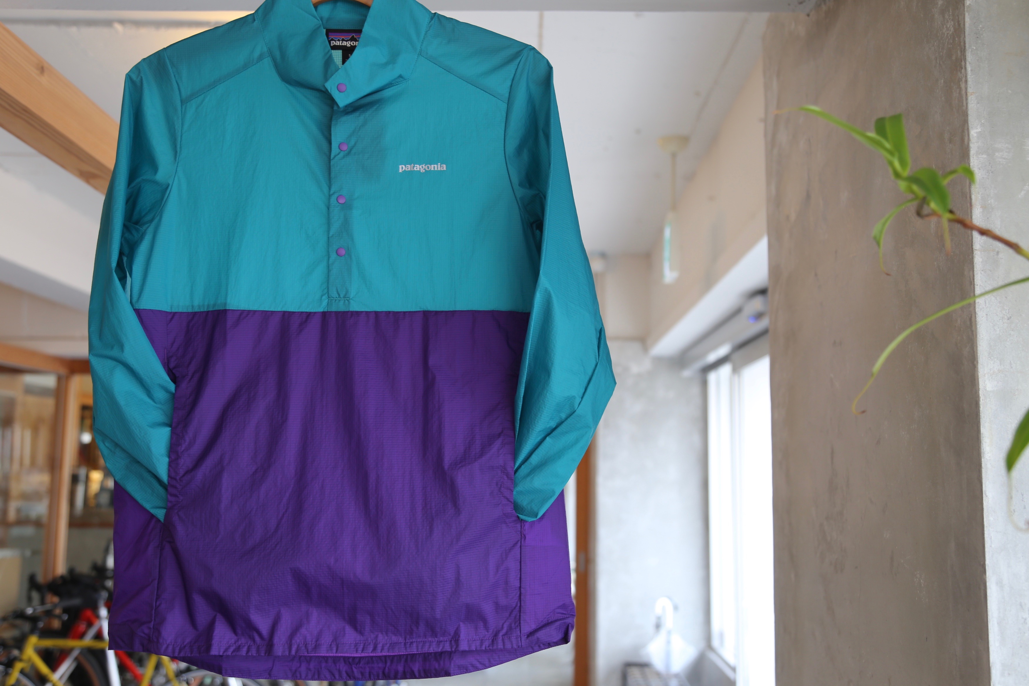 重さ99グラムのpatagonia/パタゴニアのメンズ・フーディニ・プル
