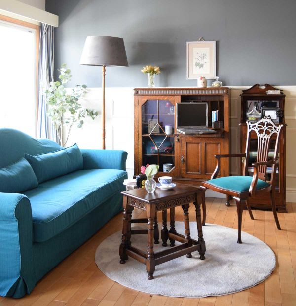 イギリスアンティークのテーブル、英国らしい重厚感のあるネスト